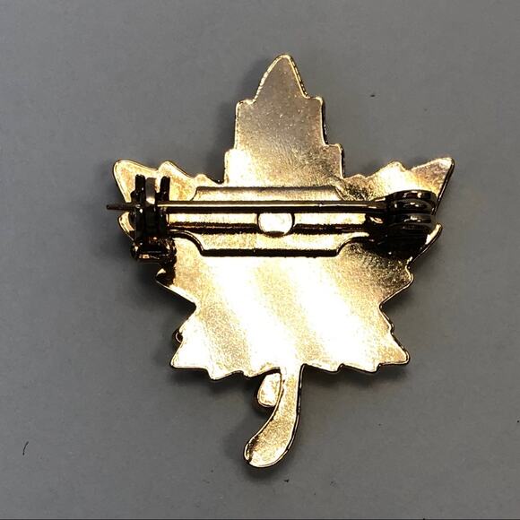 Victoria Canada Maple Leaf Enamel Pin - Picture 2 of 3